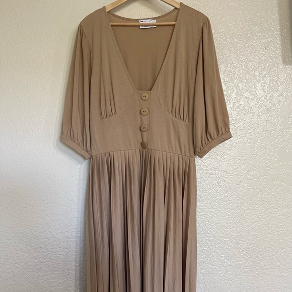 ASOS DESIGN midi short sleeve pleated dress with button detail in camel, size 12 - Picture 3 of 7